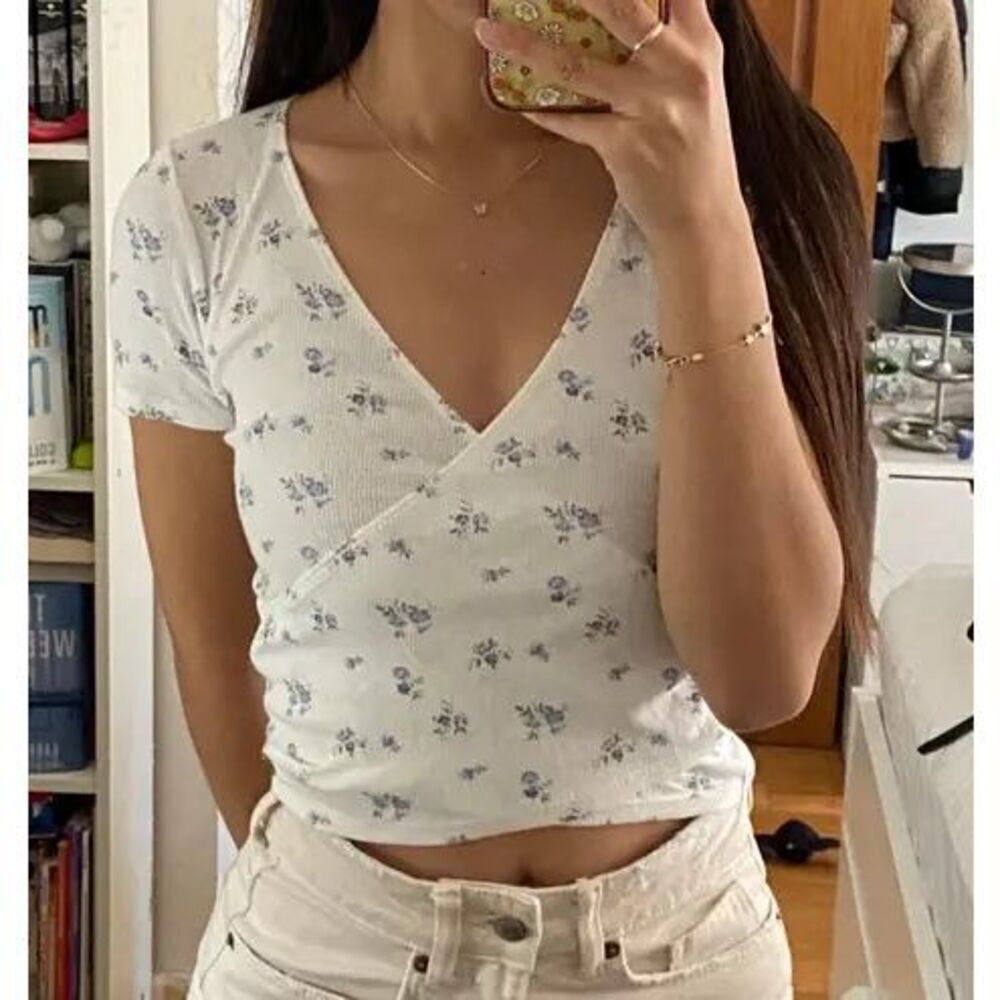 Hollister Baby Tee Coquette Ribbed Wrap Crop Top Sz M Daisy
